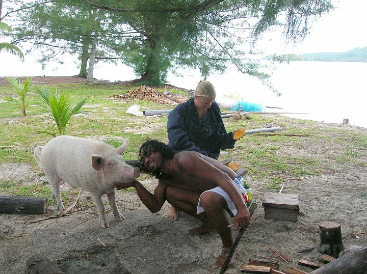 10DSCN1966.JPG - En apritif ce sera de dlicieuses mangues pour tous. Le cochon apprivois attend les pluchures