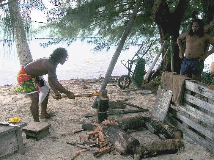 11DSCN1967.jpg - Tavi va prparer le feu pour cuire le repas polynsien ( ne pas confondre avec le Ahima'a ou four polynsien  ahi  signifiant  feu  et  maa  la  nourriture). http://www.abcdaire.netfenua.pf/themes/ahimaa/