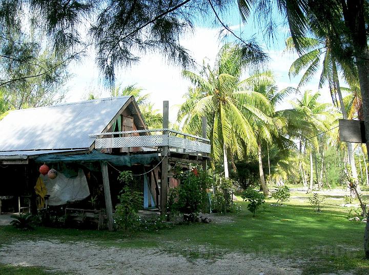 1DSCN1997.JPG - A l'abri des Ato, leur trs modeste maison comporte une unique petite pice