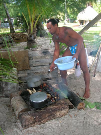 22DSCN1988.JPG - Dernire main aux prparatifs, tout est en place pour une cuisson " l'touffe popaa"