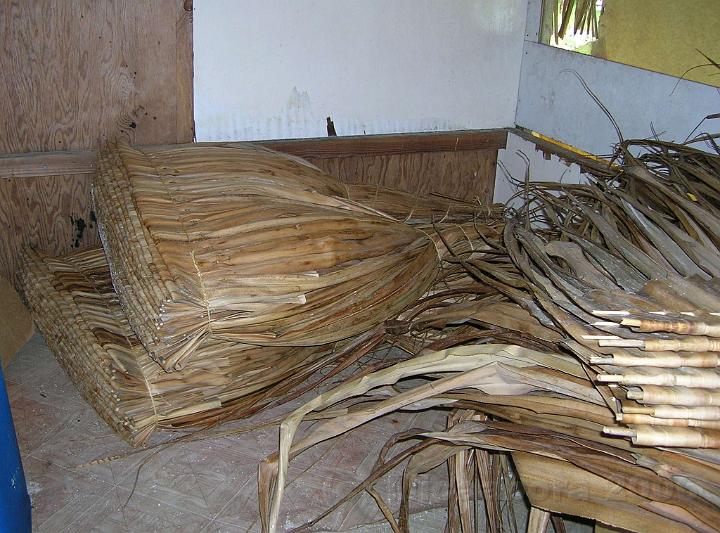 8DSCN1970.jpg - Les rauoro, ces nattes en feuilles de pandanus ont t ralises en quantit suffisante pour la couverture du fare.