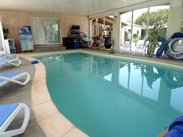 Visite guidée: la grande piscine privative chauffée 30°